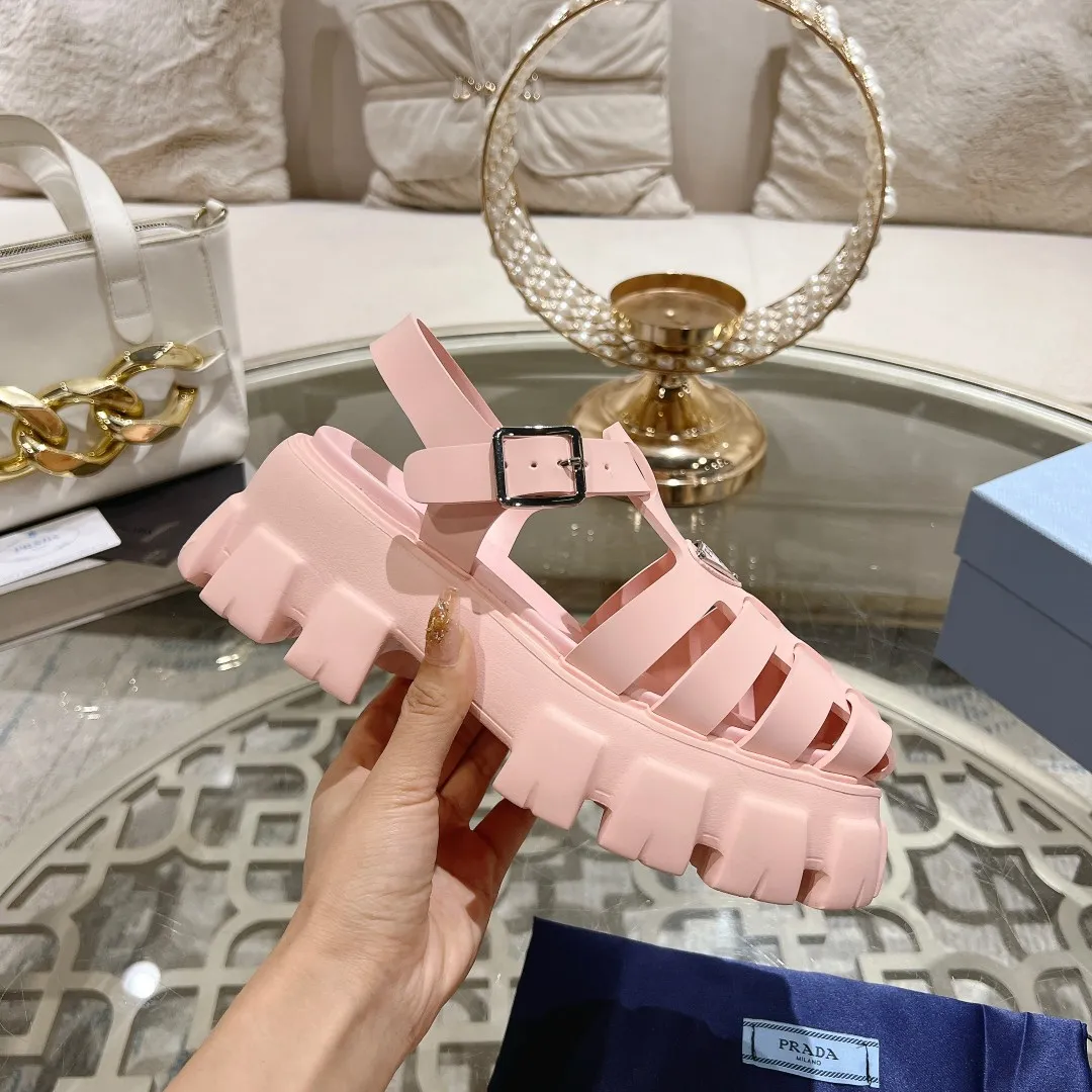 👟👟Ex-factory price 440👟👟 Prada's new spring and summer sawtooth Roman thick-soled rubber sandals, retro, fashionable and avant-garde gear teeth 55mm, thick-soled soles with rubber uppers, making the whole pair of shoes light and comfortable, bright colors, satisfying a variety of choices for fashionable people with different styles! The iconic metal triangle logo is paired with the shape of ancient beach sandals. Every design element is fashionable! Code number 35-40
